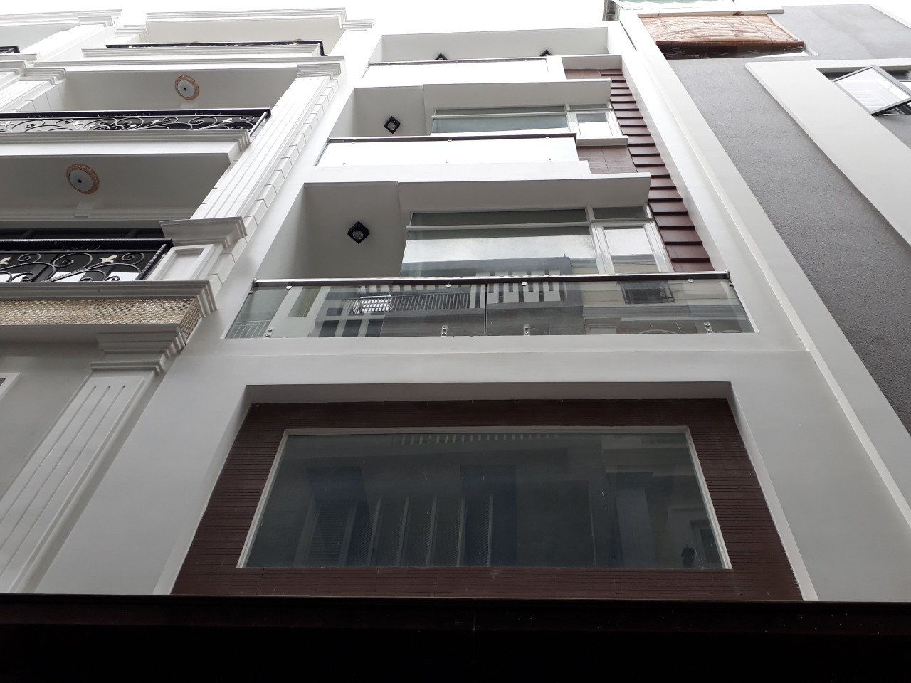 ban nha hoang hoa tham binh thanh