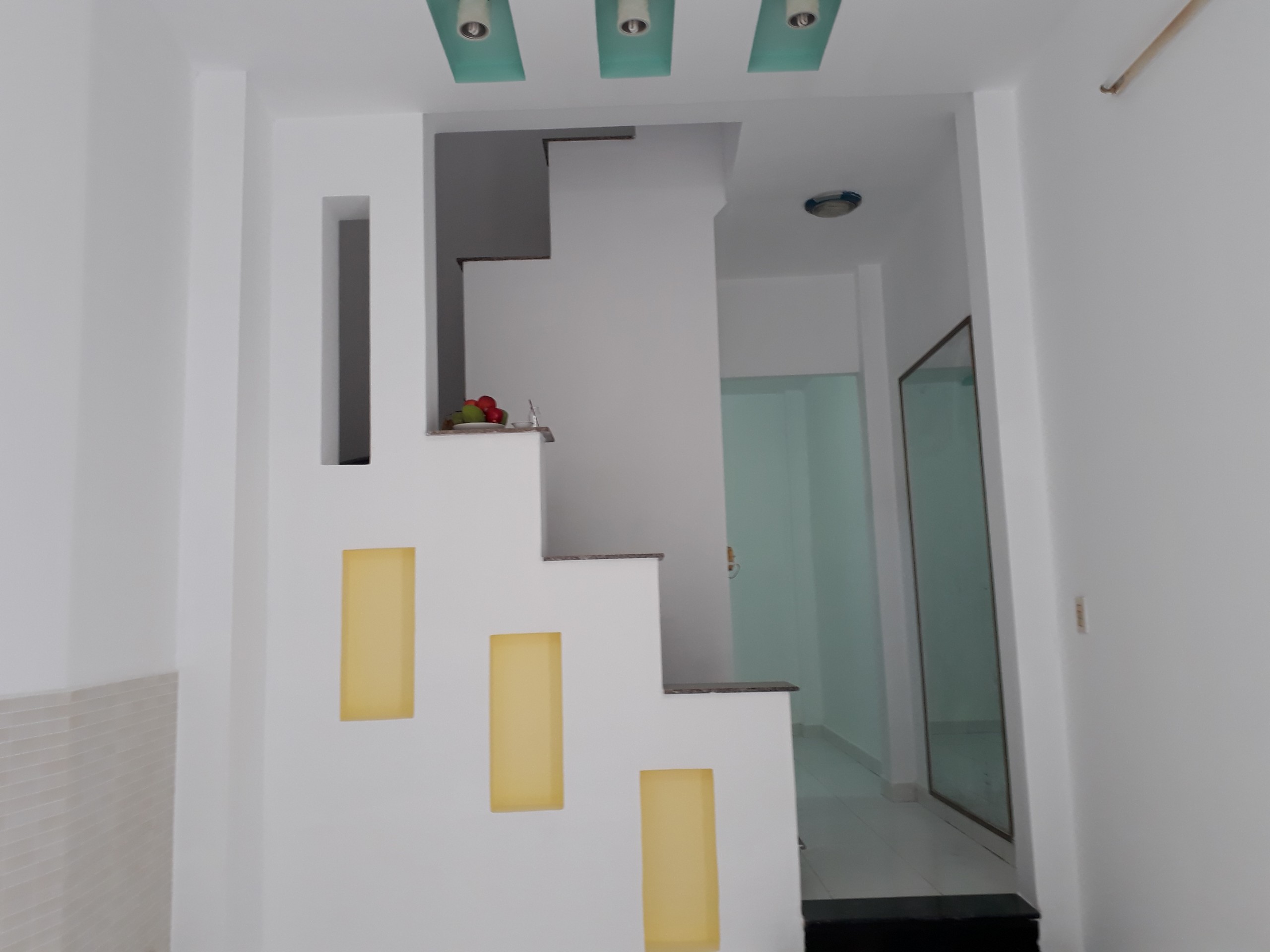 ban nha no trang long