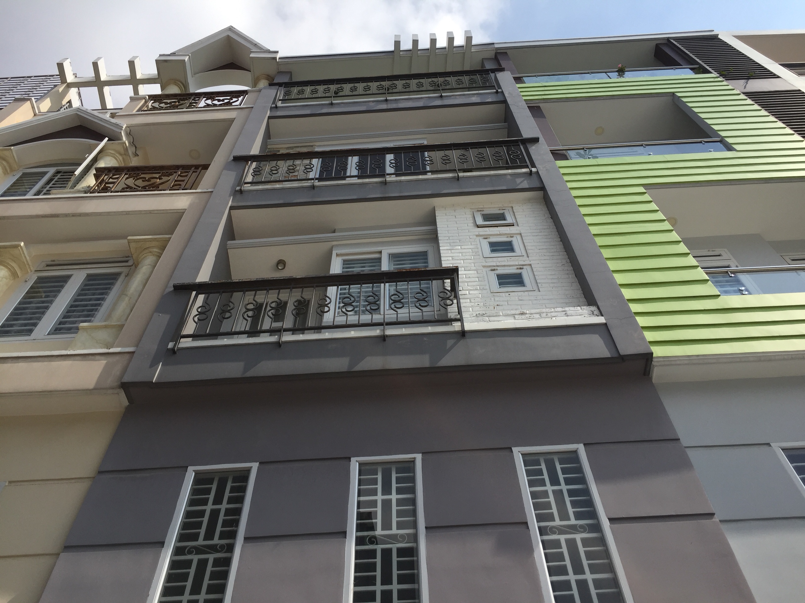 ban nha quan binh thanh duong no trang long