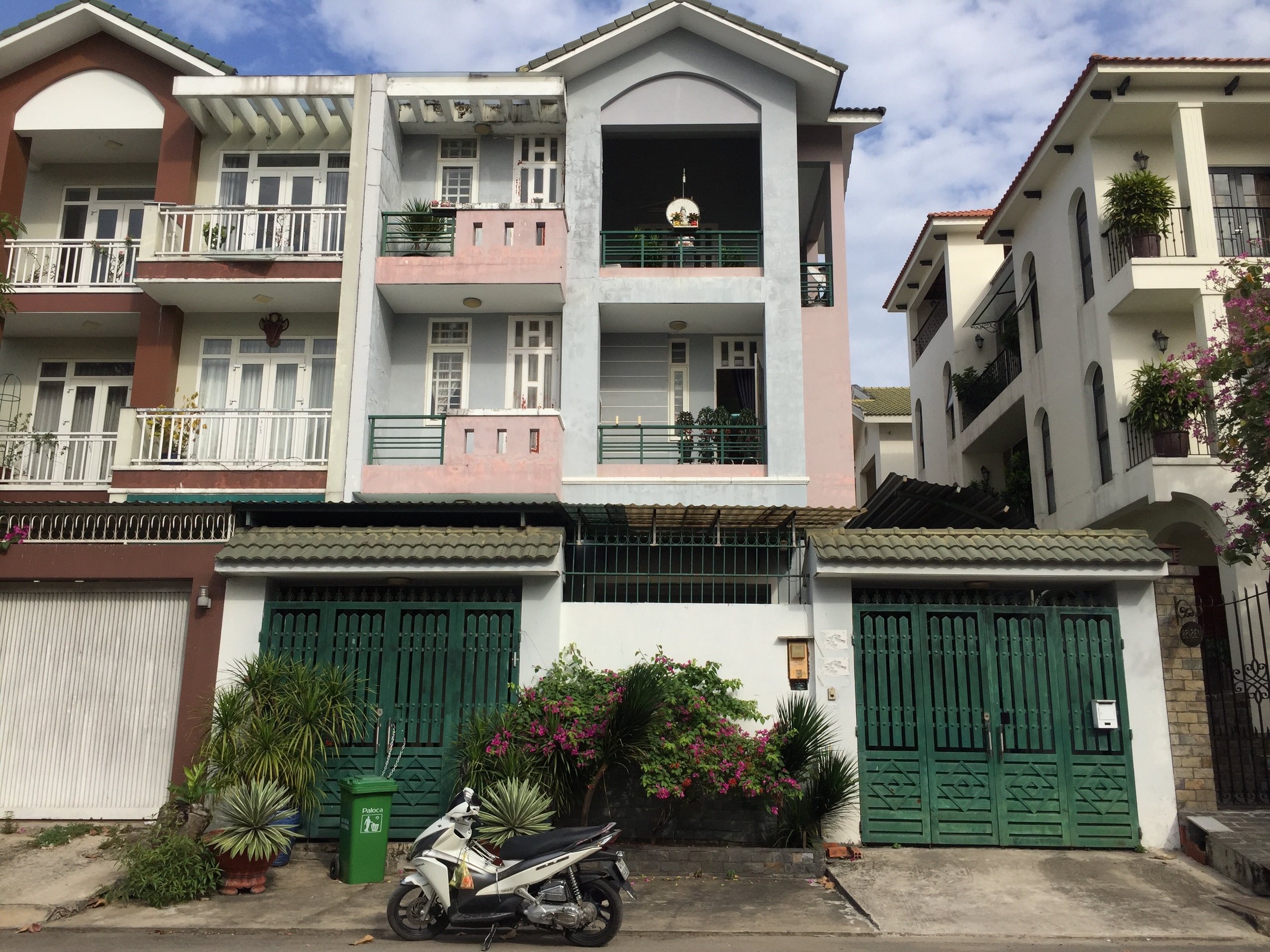 Bán biệt thự Đặng Thùy Trâm Bình Lợi 2 lầu đường 20m