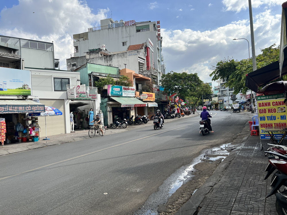 ban nha no trang long