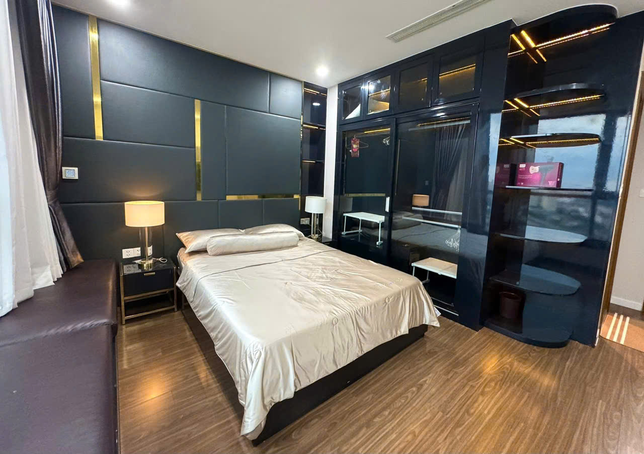 Bán gấp Vinhomes Central Park 4PN tầng cao view sông, đang cho thuê 3500$/th