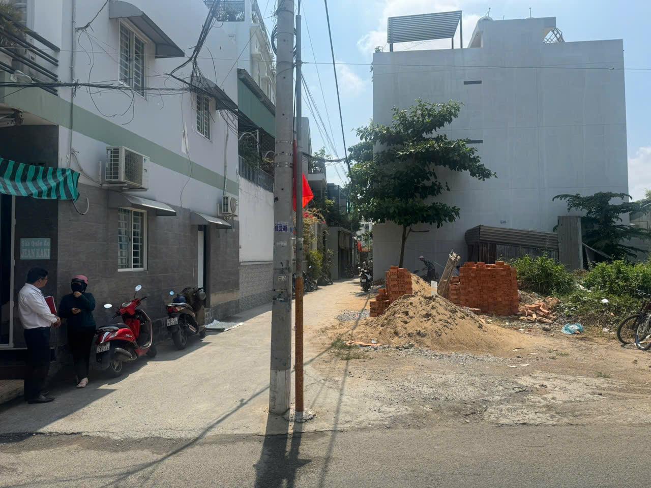 Giảm mạnh, bán gấp đất 2 mặt tiền đường 6m Nguyễn Duy Trinh, Quận 2 4.8X18.5