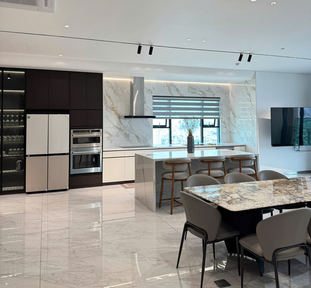 Cho thuê penthouse De La Sol Q4 4PN 6WC full nội thất cao cấp