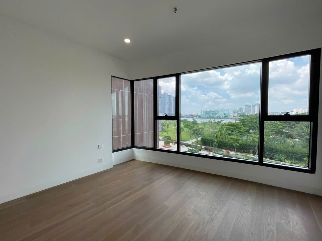 Cho thuê căn hộ The River Thủ Thiêm 4PN nhà trống tầng cao view đẹp